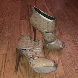 GOLD ROCAWEAR HIGH HEELS SIZE 9